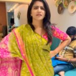 Shiva Jyothi Instagram - ఏందే..ఏమే.. అంటుండే.. వాడి పెళ్ళాం నేనైనట్టు… ❤️😍 . . @ganguly_manthri ❤️ . @joshapp.telugu @officialjoshapp #contentcreator #content #réel #telanganapilla #telanganafolksongs #folksongs #funnyvideos Prestige High Fields