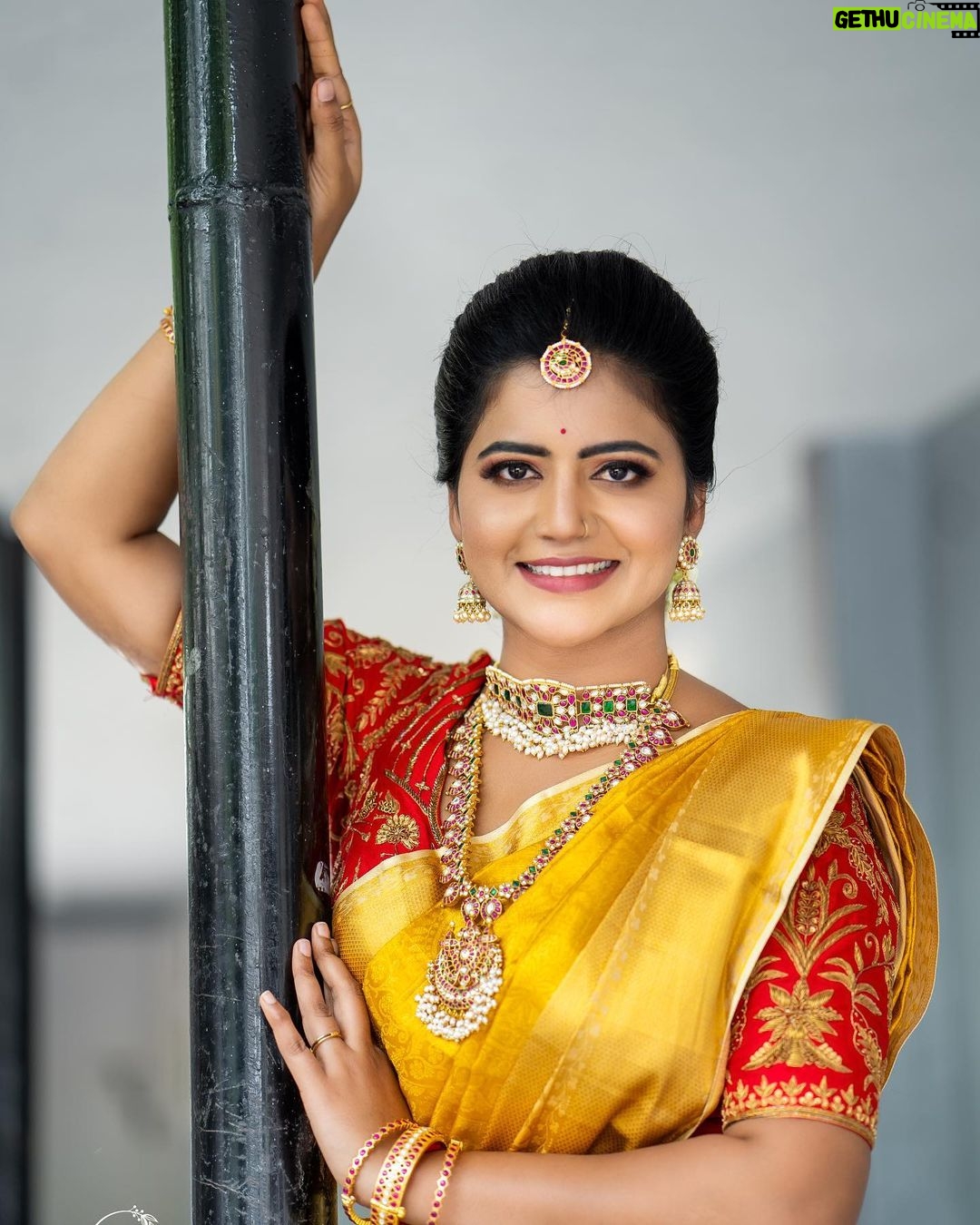 Shiva Jyothi Instagram - No one can ever say no to the magic of a saree ❤️❤️❤️ Makeover by @makeoverbyswathiraj ❤️ Saree& blouse @pinkpetalsdesignhouse❤️ Jewellery @jewelleryforher3 ❤️ Clicks @cg_capturess Retouch @bkmfilms #saree #sareelove #newpost #instagram #instagood #event #photoshoot #desingerwear #shooting #shoot #shootingfun #jewelry #makup #hairstyles #photography #pics #shivajyothi #jyothakka