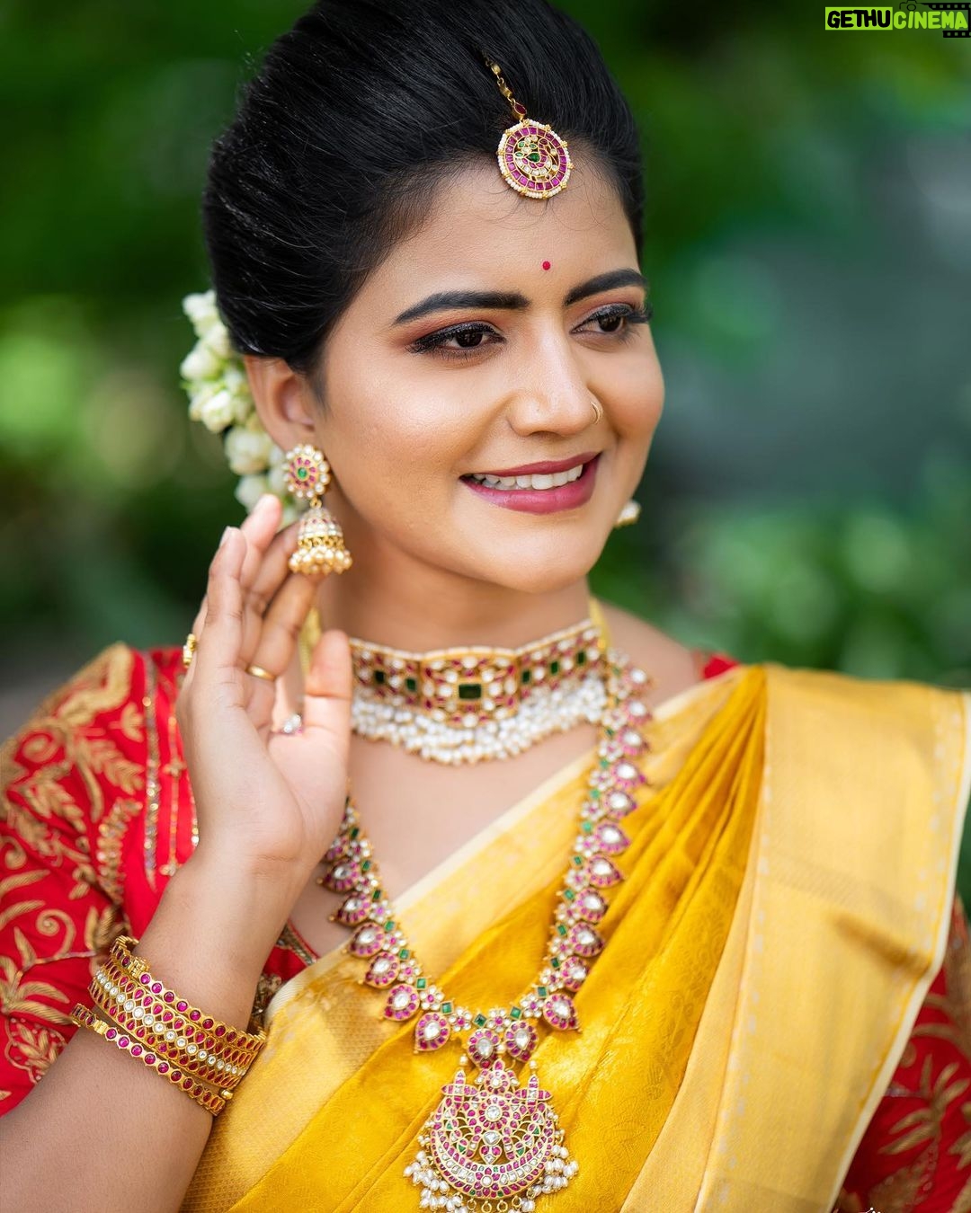 Shiva Jyothi Instagram - No one can ever say no to the magic of a saree ❤️❤️❤️ Makeover by @makeoverbyswathiraj ❤️ Saree& blouse @pinkpetalsdesignhouse❤️ Jewellery @jewelleryforher3 ❤️ Clicks @cg_capturess Retouch @bkmfilms #saree #sareelove #newpost #instagram #instagood #event #photoshoot #desingerwear #shooting #shoot #shootingfun #jewelry #makup #hairstyles #photography #pics #shivajyothi #jyothakka