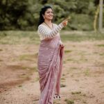 Shiva Jyothi Instagram – Every day begins with expectations
 and ends with experiences.❤️❤️❤️❤️

Saree @label_dishana ❤️

#happymonday #mondayvibes #mondaymotivation #newpost #instagram #instagood #newpost #newsaree #happiness #love #saree #labeldishana