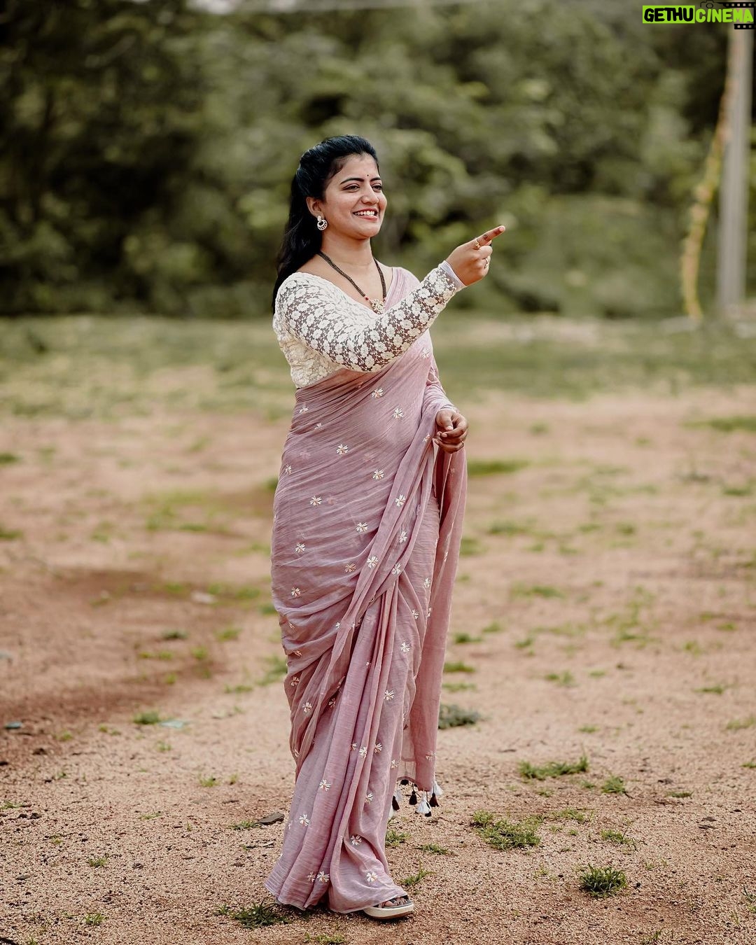 Shiva Jyothi Instagram - Every day begins with expectations and ends with experiences.❤️❤️❤️❤️ Saree @label_dishana ❤️ #happymonday #mondayvibes #mondaymotivation #newpost #instagram #instagood #newpost #newsaree #happiness #love #saree #labeldishana