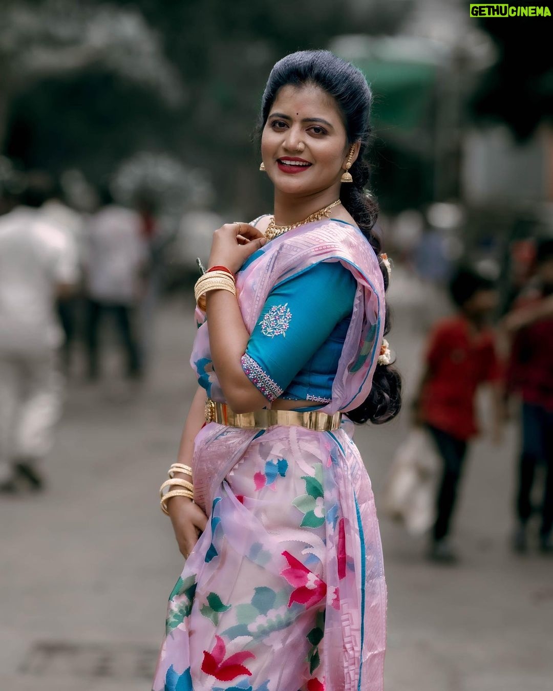Shiva Jyothi Instagram - ❤️❤️❤️❤️ Saree @sj_trends_and_fashion__ ❤️ Makeup &hair @glamm_makeup_by_ranee ❤️ Pics @thehashtag_photography ❤️ #newpost #instagood #instagood #saree #sareelove #selflove #festival #celebration #happiness #jyothakka #shivajyothi