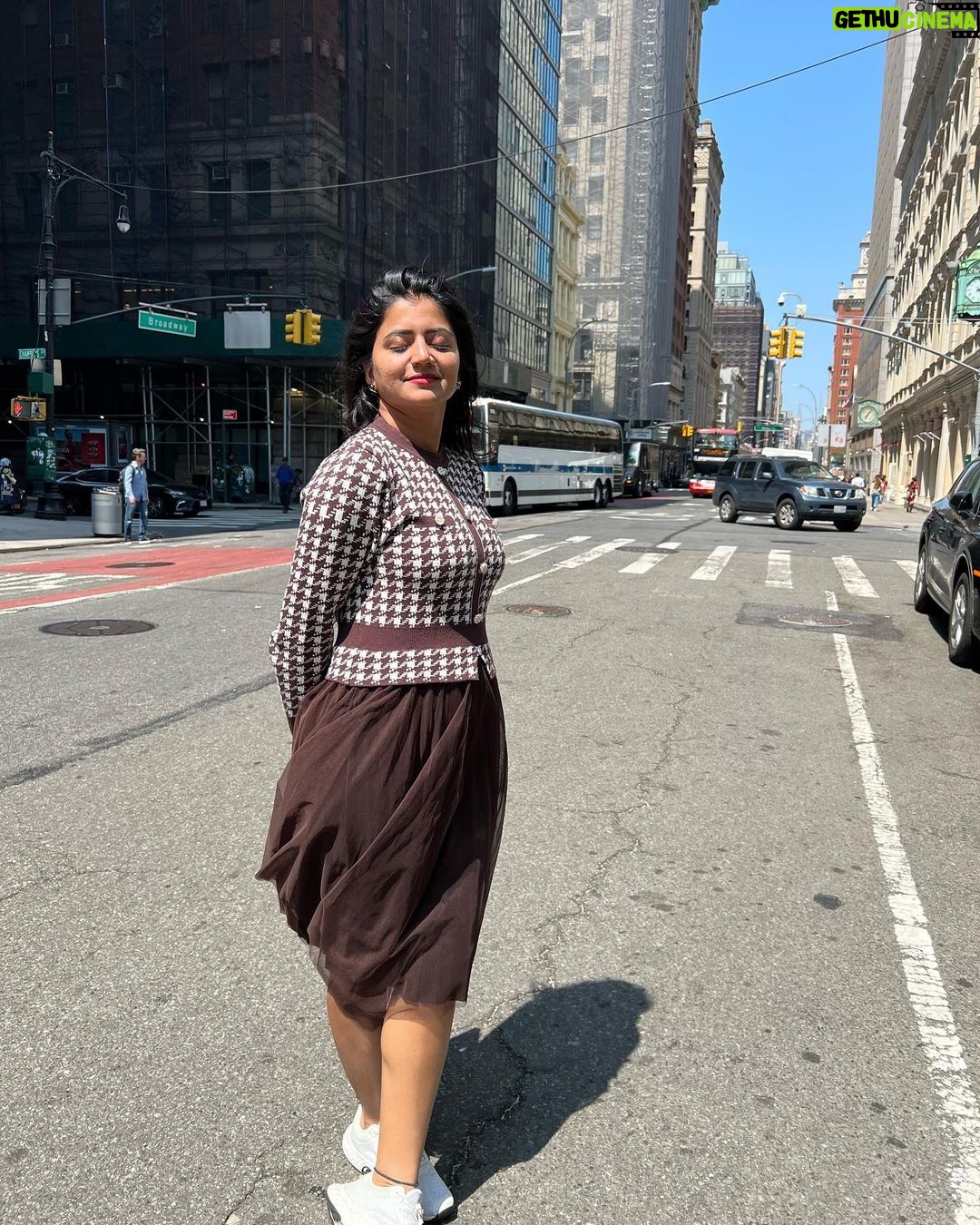Shiva Jyothi Instagram - #newyorkday2 #photodump Every day begins with expectations and ends with experiences.🫶❤️ #newpost #instagram #instagood #usa🇺🇸 #america #newyork #usatrip #americatrip #travel #vaction #photography #pics #happymonday #newweek
