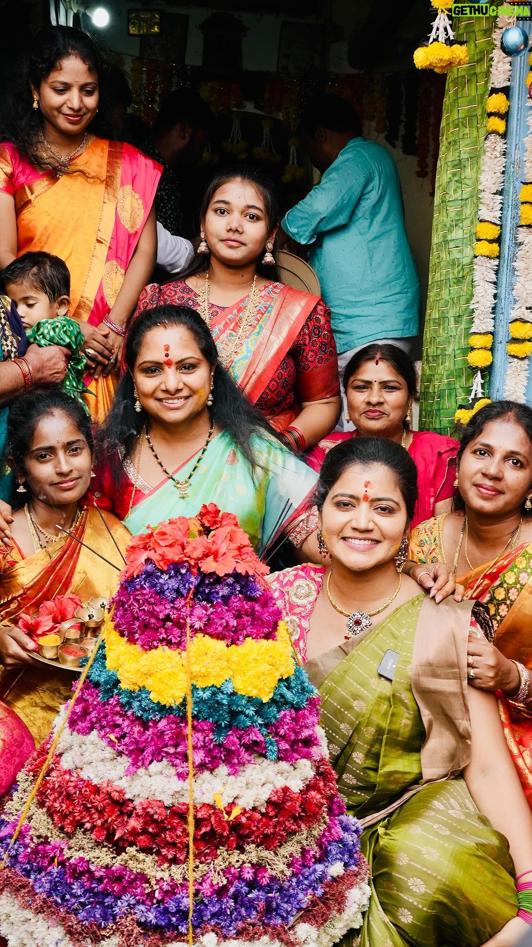 Shiva Jyothi Instagram - వెన్న ముద్దల బతుకమ్మ శుభాకాంక్షలు ❤️ బంగారు బతుకమ్మ ఈ సారి మన కవిత అక్కతో ఆడిన..❤️ Thank you @kavitha_kalvakuntla akka ❤️🙏 #newreel #instagram #instagood #bathukkamma #bathukammacelebrations #kavithakka #bodhan #Nizamabad #kalavkuntlakavitha #festival-vibes #telaganafestival