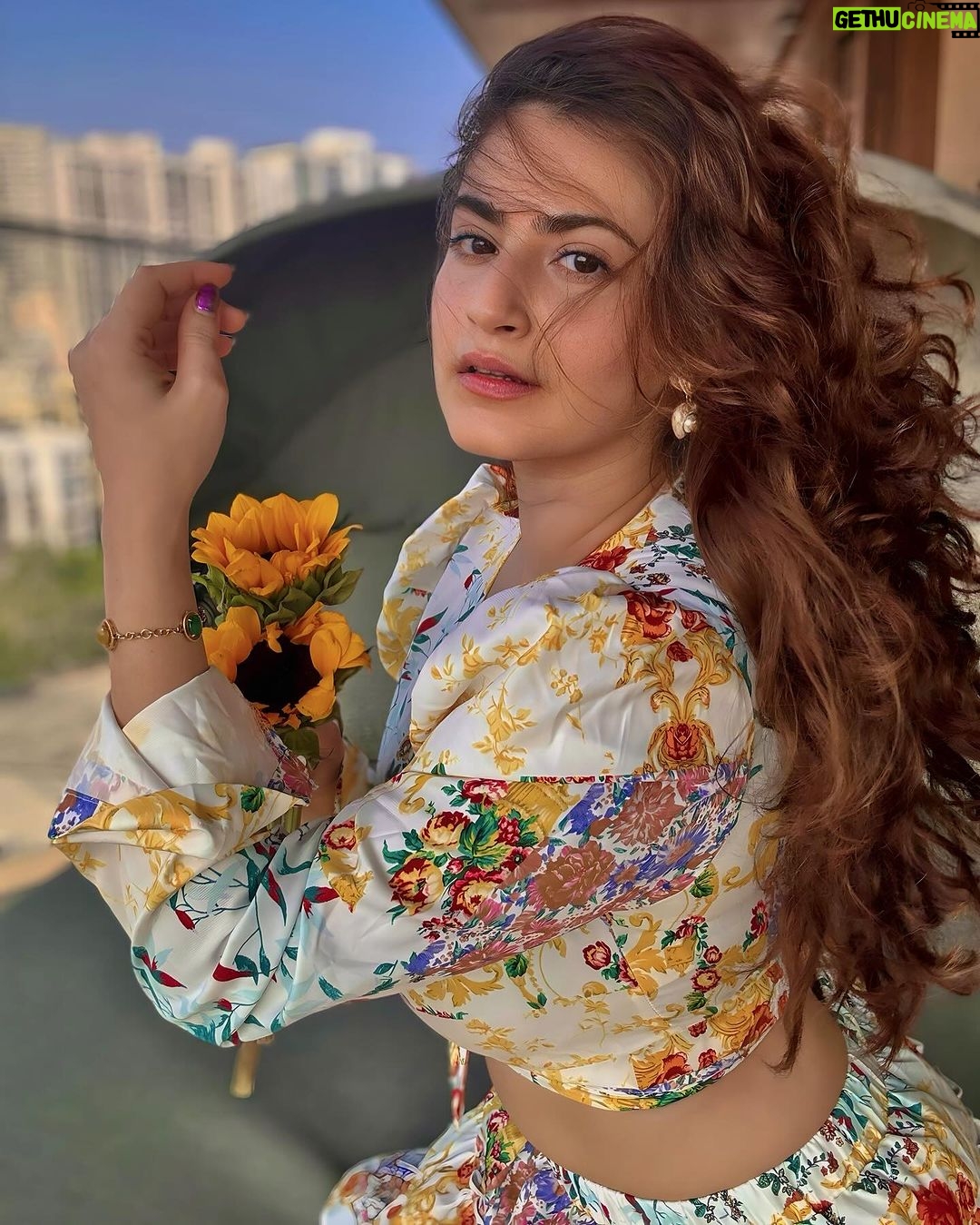 Shivaleeka Oberoi Instagram - Sunflower in a field of roses 🌻🥰