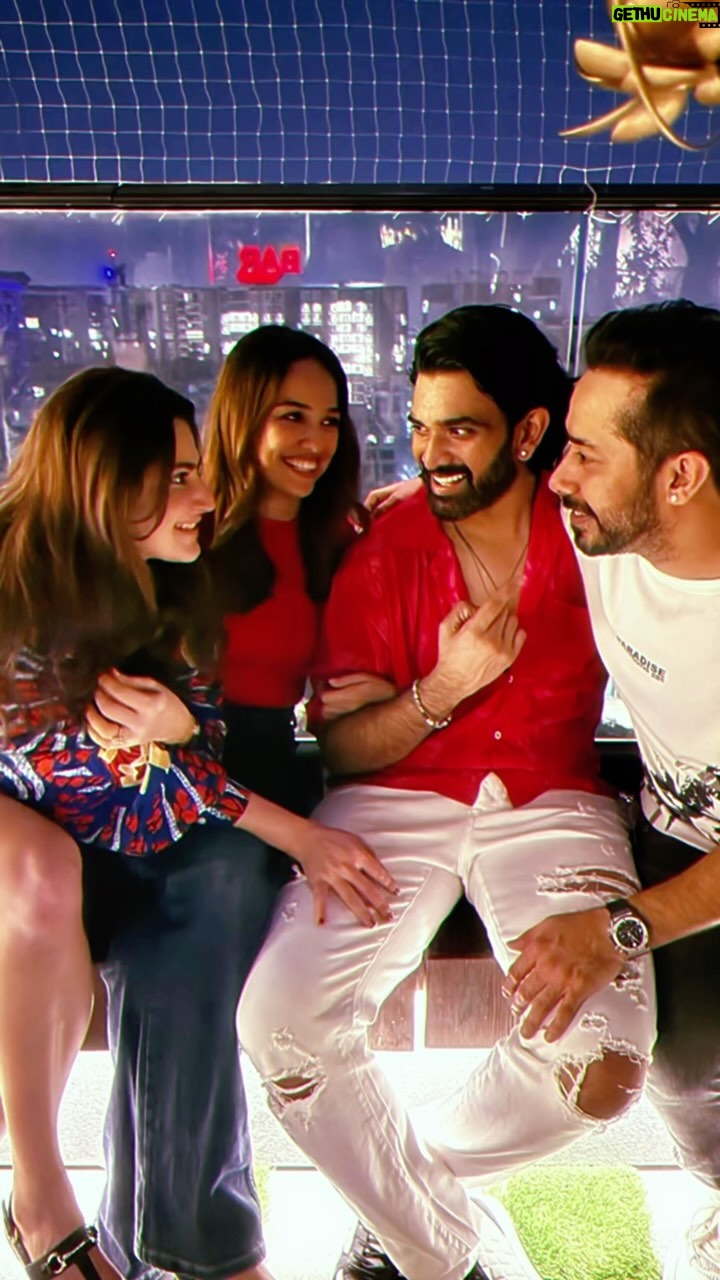 Shivaleeka Oberoi Instagram - We take our games night very seriously! π―π
π»ββοΈ #WeekendVibes #GameDay #FriendsLikeFamily π«Άπ»
