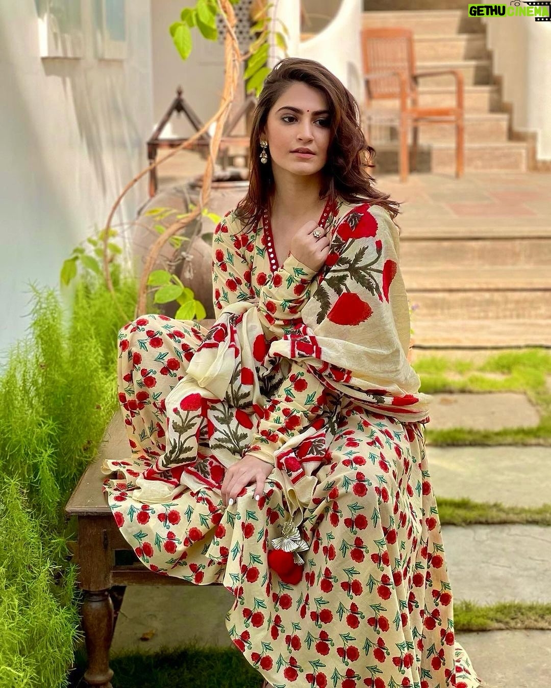 Shivaleeka Oberoi Instagram - 35 lakh weddings are scheduled in the next 23 days in India. That is roughly 1.7 weddings per second. By the time you finish reading this, 20 people would have gotten married..so here’s some wedding inspo! 🤪 Pick your fav look! 🌸✨