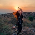 Shivaleeka Oberoi Instagram – I once believed love would be black and white..but it’s golden! 🎶🧡