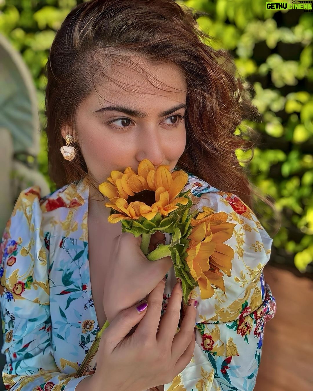 Shivaleeka Oberoi Instagram - Sunflower in a field of roses 🌻🥰
