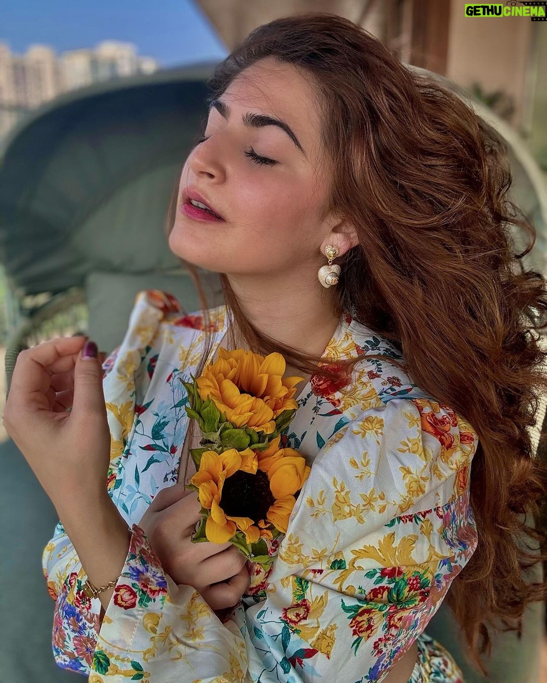Shivaleeka Oberoi Instagram - Sunflower in a field of roses 🌻🥰