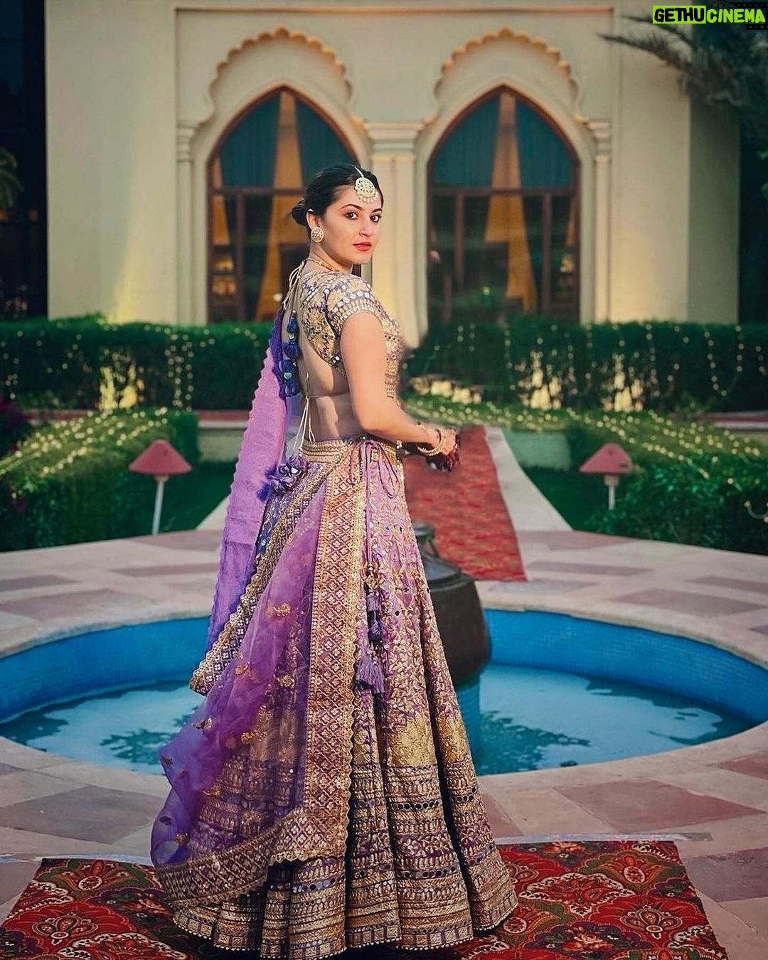 Shivaleeka Oberoi Instagram - 35 lakh weddings are scheduled in the next 23 days in India. That is roughly 1.7 weddings per second. By the time you finish reading this, 20 people would have gotten married..so here’s some wedding inspo! 🤪 Pick your fav look! 🌸✨