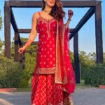 Shivaleeka Oberoi Instagram - 35 lakh weddings are scheduled in the next 23 days in India. That is roughly 1.7 weddings per second. By the time you finish reading this, 20 people would have gotten married..so here’s some wedding inspo! 🤪 Pick your fav look! 🌸✨