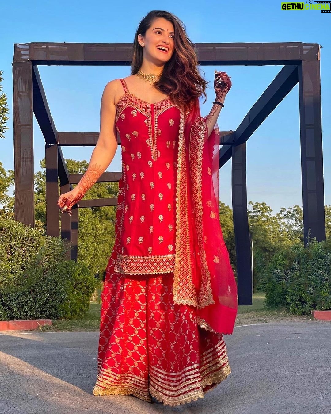 Shivaleeka Oberoi Instagram - 35 lakh weddings are scheduled in the next 23 days in India. That is roughly 1.7 weddings per second. By the time you finish reading this, 20 people would have gotten married..so here’s some wedding inspo! 🤪 Pick your fav look! 🌸✨