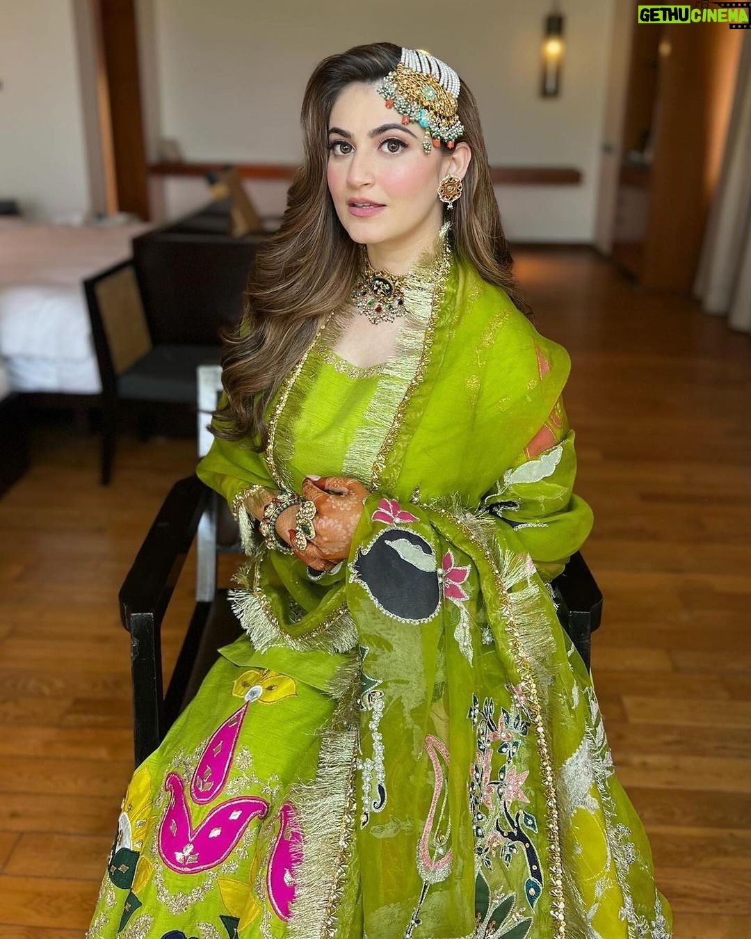 Shivaleeka Oberoi Instagram - 35 lakh weddings are scheduled in the next 23 days in India. That is roughly 1.7 weddings per second. By the time you finish reading this, 20 people would have gotten married..so here’s some wedding inspo! 🤪 Pick your fav look! 🌸✨