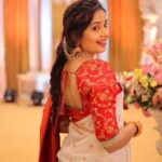 Shivani Rangole Instagram - लहानपणीपासून हे कलाक्षेत्र जिची आवड आहे! नाटक,सिनेमा,मालिका सगळीकडे जिने आपला वेगळा ठसा उमटवला आहे.कमी वयात एवढी यशप्राप्ती करूनही इतकी नम्रता जिच्या अंगी अशा शिवानीच्या सौंदर्याचं कौतुक करायचं तरी कोणत्या शब्दात! म्हणून मिरासीस्टुडिओस आज तिला 'देखणी' म्हणतंय.. Follow- @miraasistudios #shivanirangole #tulashikvinchangalachdhada #zeemarathi #dekhanisong #dekhani #newsong #dedicated #beauty #foreverbeauty