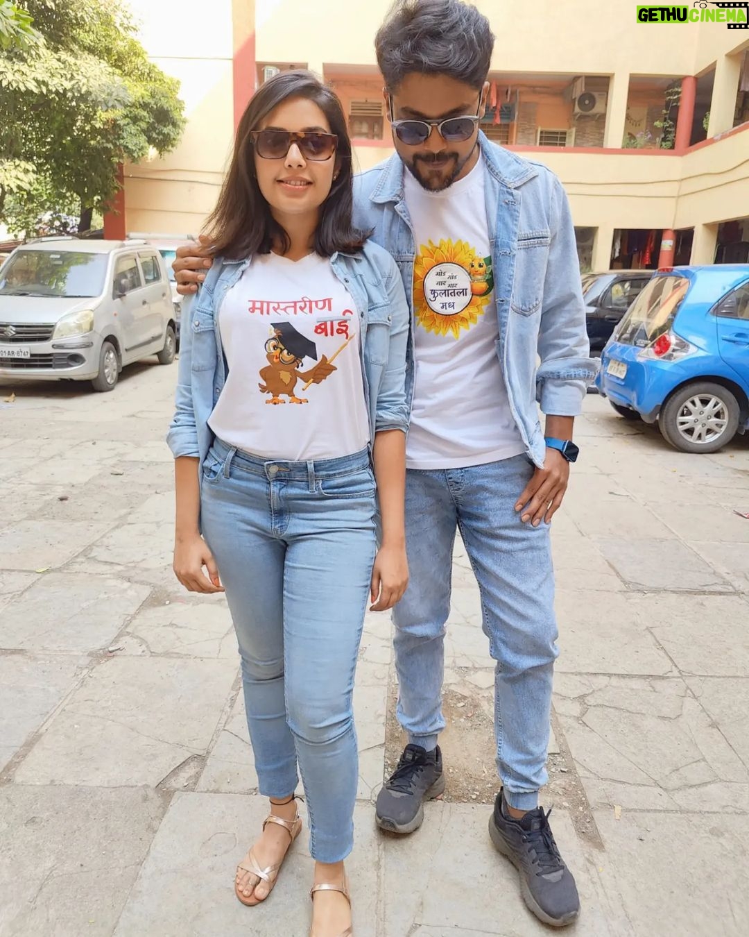 Shivani Rangole Instagram - मास्तरीणबाई उर्फ गोड गोड गार गार फुलातला मध!! . Thank you @hrishishelar and @darjafashion for making these super tshirts for my birthday! ❤️ . 📷 one and only @mi_darshana ❤️
