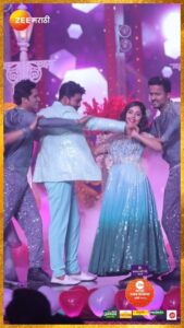 Shivani Rangole Instagram - ‘वामन हरी पेठे ज्वेलर्स प्रस्तुत’, ‘झी मराठी उत्सव नात्यांचा अवॉर्ड 2023’ मध्ये पाहायला मिळणार अधिक्षराचा रोमँटिक परफॉर्मन्स. कार्य आहे घरचं सगळ्यांनी यायचं. 4 नोव्हेंबर, शनिवार, 7 PM #ZeeMarathi #ZMA2023 #ZeeMarathiAward2023 #GharchaKarya #घरचंकार्य