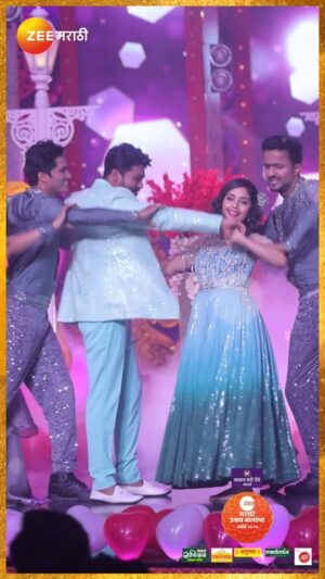 Shivani Rangole Instagram - ‘वामन हरी पेठे ज्वेलर्स प्रस्तुत’, ‘झी मराठी उत्सव नात्यांचा अवॉर्ड 2023’ मध्ये पाहायला मिळणार अधिक्षराचा रोमँटिक परफॉर्मन्स. 

कार्य आहे घरचं सगळ्यांनी यायचं. 
4 नोव्हेंबर, शनिवार, 7 PM

#ZeeMarathi #ZMA2023 #ZeeMarathiAward2023 #GharchaKarya #घरचंकार्य