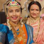 Shivani Rangole Instagram - Happy birthday @kavitamedhekar Tai! माझ्या लग्नात आपली पहिली भेट झाली तेव्हाच मी तुला सांगून टाकलं की मी तुझी फॅन आहे! आणि आता तुझ्या बरोबर काम करून मला खूप आनंद होतो की तुझ्याकडून खूप काही शिकण्याची संधी मला मिळते आहे. तू पहिल्या दिवसापासून माझी मैत्रीण आहेस. आपले ' गप्पांचे कट्टे ' माझे most favourite आहेत! Many many happy returns of the day and here's to many more projects with each other! Love you! ❤️❤️