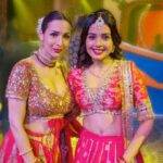 Shivani Rangole Instagram - It was such a pleasure sharing the stage with you at Zee Marathi Awards @malaikaaroraofficial ma'am!!! You are a graceful person! 😍 . . . . . . . #malaikaarora #shivanirangole #zeemarathiofficial