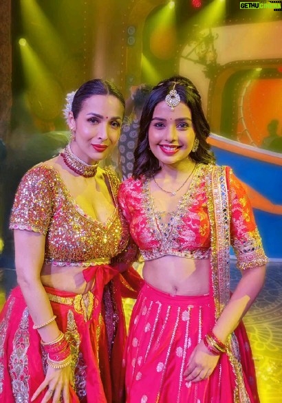 Shivani Rangole Instagram - It was such a pleasure sharing the stage with you at Zee Marathi Awards @malaikaaroraofficial ma'am!!! You are a graceful person! ๐ . . . . . . . #malaikaarora #shivanirangole #zeemarathiofficial
