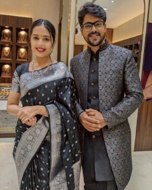 Shivani Rangole Instagram - #अधिक्षरा ! 🖤
.
I am styled by @makeupbyberdesaurabh 
Saree by @nakshi.anjali