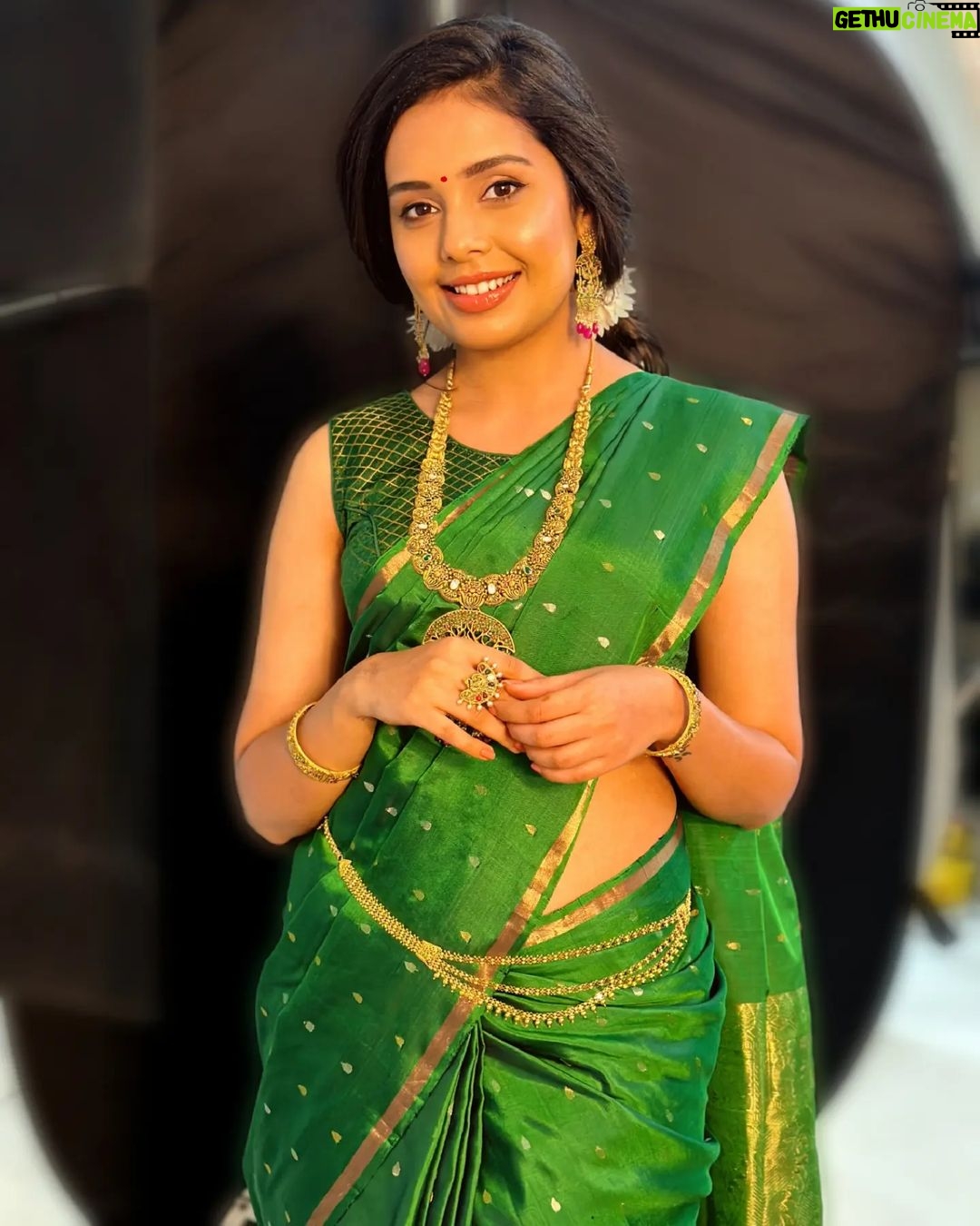 Shivani Rangole Instagram - सर्वांना दसऱ्याच्या हार्दिक शुभेच्छा! 🌺 . Saree by @pratha_sarees