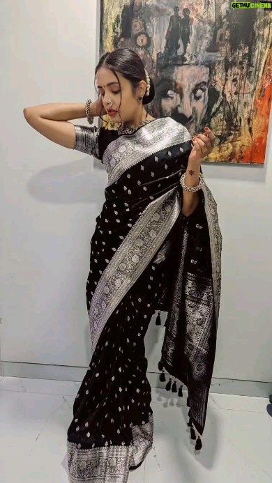 Shivani Rangole Instagram - 🖤 . Styled by - @makeupbyberdesaurabh Saree - @nakshi.anjali