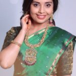 Shivani Rangole Instagram – अक्षराचे नवरात्रीच्या नवरंग फोटोशूटचे काही धमाल #BTS क्षण. 

साजरी करूया नवरात्र तुमच्या लाडक्या कलाकारांसोबत. 

#celebrateNavratra #ZMFestivals #Zeemarathi
