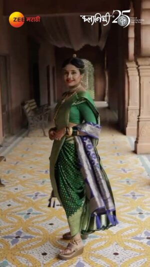 Shivani Rangole Instagram - Akshara graces the screen in ethereal beauty, draped in a Royal bridal green banarasi, adorned with a striking border and elegant contrast shela. She truly embodies the essence of a breathtaking bride. 💕

We are delighted to be the wardrobe partner of ‘तुला शिकवीन चांगलाच धडा’. Watch all episodes only on Zee Marathi. ✨

#kalanidhisarees #Kalanidhithane
#kalanidhicouture
#kalanidhi #tulashikvinchanglachdhada #tscd #zeemarathi
#kalanidhionline #thane #naupadathane
#sareevibes#sareelove #sareelovers
#sareeswag #sareestyle #saree #sareeonline
#weddingsaree
#wedding #bridalsarees #traditional #sareestore
#indianheritage #indiansarees