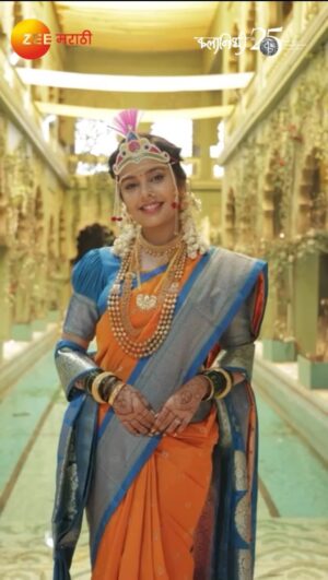 Shivani Rangole Instagram - @rangshivani graces the screen in ethereal beauty, draped in a radiant bridal yellow paithani, adorned with a striking contrast border and elegant shela. She truly embodies the essence of a radiant bride. 💕

We are delighted to be the wardrobe partner of ‘तुला शिकवीन चांगलाच धडा’. Watch all episodes only on Zee Marathi. ✨

#kalanidhisarees #Kalanidhithane
#kalanidhicouture
#kalanidhi #tulashikvinchanglachdhada #tscd #zeemarathi
#kalanidhionline #thane #naupadathane
#sareevibes#sareelove #sareelovers
#sareeswag #sareestyle #saree #sareeonline
#weddingsaree
#wedding #bridalsarees #traditional #sareestore
#indianheritage #indiansarees