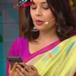 Shivani Rangole Instagram – माझी कविता चला हवा येऊ द्या च्या मंचावर सादर करायची ही दुसरी वेळ! हा योग नेहमीच जुळून येतो ह्याचा खूप आनंद आहे! 
.
ह्यावेळी तुझ्या challenge मुळे ते झालं, त्यामुळे तुला thank you! @hrishishelar
.
.
Wearing @kalanidhionline