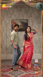 Shivani Rangole Instagram - अधिपती आणि अक्षराने स्वीकारलंय ‘जाऊ बाई गावात' hook step चॅलेंज. तुम्ही हि hook step तुमच्या स्टाईलमध्ये करा आणि डान्सचा व्हिडिओ तुमच्या सोशल मीडियावरून पोस्ट करा. आम्हाला टॅग करायला विसरू नका. काही निवडक व्हिडिओ झी मराठीच्या सोशल मिडियावर पोस्ट केले जातील. खेळ सुरु होणार… 4 डिसेंबरपासून, सोम- शनि, 9:30 PM #ZeeMarathi #JaubaiGavat #JBGHookStepChallenge