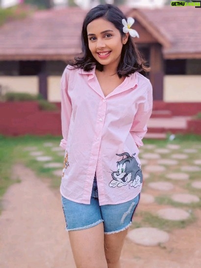 Shivani Rangole Instagram - Sunshine. Flowers. Nature. Happiness!