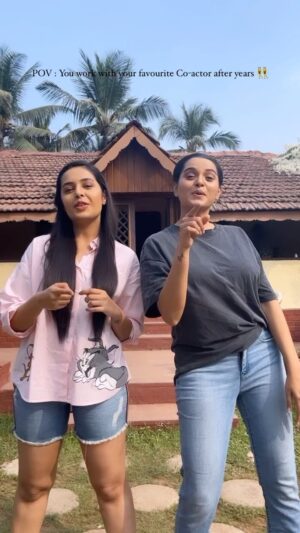 Shivani Rangole Instagram - Picking up right here where we left off 🙌🏻 

POV : You work with your favourite Co-actor after years 👯‍♀️

It was amazing working with you @rangshivani 🫶🏽

#shivanirangole #khushbootawde #sarakahitichyasathi #tulashikvinchangalachdhada #zeemarathi #amhidoghi #coactors #coffee #books #dance
