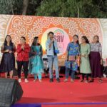 Shivani Rangole Instagram - डोंबिवली जिमखाना ‘उत्सव’ मध्ये झी मराठी आयोजित ‘उत्सव नात्यांचा’ कार्यक्रमात ‘तुला शिकवीन चांगलाच धडा’ या आपल्या लाडक्या मालिकेतील शिवानी रांगोळे आणि ऋषिकेश शेलार यांनी केला डोबिंवलीकर स्त्रियांसोबत ‘जाऊ बाई गावात’ मालिकेच्या गाण्यावर धमाल डान्स…! #utsavnatyancha #zeemarathi #tulashikvinchangalachdhada #adhikshara