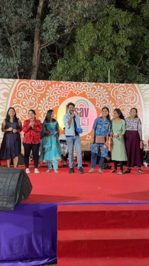 Shivani Rangole Instagram - डोंबिवली जिमखाना ‘उत्सव’ मध्ये झी मराठी आयोजित ‘उत्सव नात्यांचा’ कार्यक्रमात 
‘तुला शिकवीन चांगलाच धडा’ या आपल्या लाडक्या मालिकेतील शिवानी रांगोळे आणि ऋषिकेश शेलार यांनी केला डोबिंवलीकर स्त्रियांसोबत ‘जाऊ बाई गावात’ मालिकेच्या गाण्यावर धमाल डान्स…!

#utsavnatyancha #zeemarathi #tulashikvinchangalachdhada #adhikshara