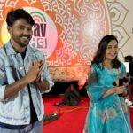 Shivani Rangole Instagram - डोंबिवली जिमखाना ‘उत्सव’ मध्ये झी मराठी आयोजित ‘उत्सव नात्यांचा’ कार्यक्रमात ‘तुला शिकवीन चांगलाच धडा’ या आपल्या लाडक्या मालिकेतील शिवानी रांगोळे आणि ऋषिकेश शेलार आले डोबिंवलीकरांच्या भेटीला…! #utsavnatyancha #zeemarathi #tulashikvinchangalachdhada #adhikshara