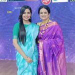 Shivani Rangole Instagram - Happy birthday @kavitamedhekar Tai! माझ्या लग्नात आपली पहिली भेट झाली तेव्हाच मी तुला सांगून टाकलं की मी तुझी फॅन आहे! आणि आता तुझ्या बरोबर काम करून मला खूप आनंद होतो की तुझ्याकडून खूप काही शिकण्याची संधी मला मिळते आहे. तू पहिल्या दिवसापासून माझी मैत्रीण आहेस. आपले ' गप्पांचे कट्टे ' माझे most favourite आहेत! Many many happy returns of the day and here's to many more projects with each other! Love you! ❤️❤️