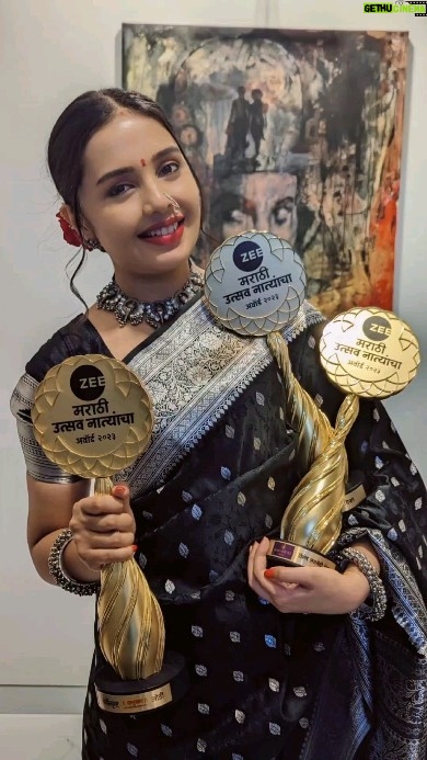 Shivani Rangole Instagram - लहानपणा पासून झी मराठीचे कार्यक्रम, त्यांचे सोहळे बघून वाटायचं की ह्या परिवाराचा मला भाग व्हायचंय. माझ्या करिअर ची सुरुवात झी मराठी च्या मालिकेतून २०१२ साली झाली आणि आज ' तुला शिकवीन चांगलाच धडा ' ह्या मालिकेसाठी मला ' सर्वोत्कृष्ट नायिका ' , ' लक्षवेधी चेहरा ' आणि ' सर्वोत्कृष्ट जोडी ' हे ३ पुरस्कार मिळाले! माझ्या अत्यंत लाडक्या टीम मुळे मी रोज उत्साहात काम करू शकते. हेवा वाटावा अशी टीम आणि मालिका मला मिळाली त्या बद्दल @sharmishtharaut @gchandrakant @kavitamedhekar @hrishishelar @tejas.desai.1044 @dineshghogale2709 @sonawaneshemant @manalikolekar7 ह्यांना खूप प्रेम! आणि @zeemarathiofficial चे मनापासून आभार! 🌸❤️❤️
