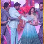 Shivani Rangole Instagram - #अधिक्षरा चा रोमँटिक परफॉर्मन्स!❤️ कार्य आहे घरचं, सगळ्यांनी यायचं. ‘वामन हरी पेठे ज्वेलर्स प्रस्तुत’, ‘झी मराठी उत्सव नात्यांचा अवॉर्ड 2023’, आज, 7 वाजता. #ZeeMarathi #ZMA2023 #ZeeMarathiAward2023 #GharchaKarya #घरचंकार्य #RajshriMarathiExclusive