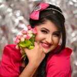 Shivani Sangita Instagram - Who looks more Golapi? Me or the flowers?? 🌷 . . Makeup&Hair @makeupbysunilsaha Clicked by @elegant_photo_graphy