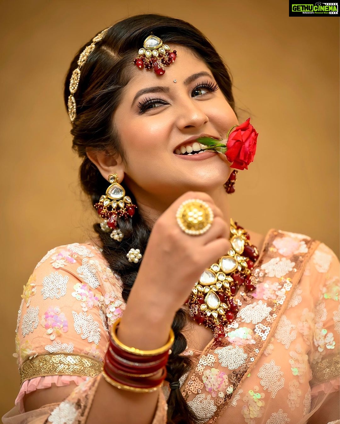 Shivani Sangita Instagram - The swipe was necessary to show my attempt in giving a non-smile picture 🥹😌🥰😜 . . Makeup & Hair @makeupbysunilsaha Jewellery @blings_tale Clicked by @elegant_photo_graphy