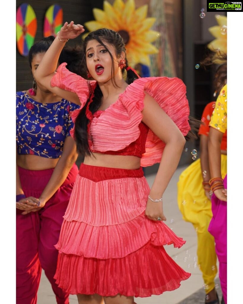 Shivani Sangita Instagram - ❤️ ପ୍ରେମ ଖଞ୍ଜଣି 💃🏻 . Get ready to dance to Prema Khanjani 🥁releasing today on @amaramuzik youtube at 4pm. . Wearing my favourite @make_up_by_arundhati 🤗 . @amaramuzik @prittttam @ashokpati_ap @sailendra.samantaray @asadnizamofficial @humanesagar_official @aseema_panda @amitdance.studio