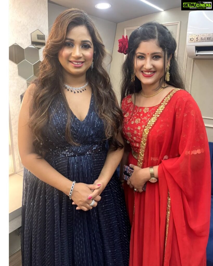 Shivani Sangita Instagram - She said: You look so Pretty, You're an Actress? That is why you look so pretty ❤️❤️❤️❤️❤️❤️❤️ I thought of saying so much to her when I meet her, and landed up getting appreciation from her, and that made my day 😇🥰🤭 What I do is I open Music apps only to search Shreya Ghosal songs and listen, I love you and the most beautiful songs that you've gifted us for all time ❤️❤️ You are a true legend. It was a dream come true to meet her and can't wait for the next time 🤞🏻❤️ @shreyaghoshal Thank you Jajpur Mahotsav for the opportunity.....