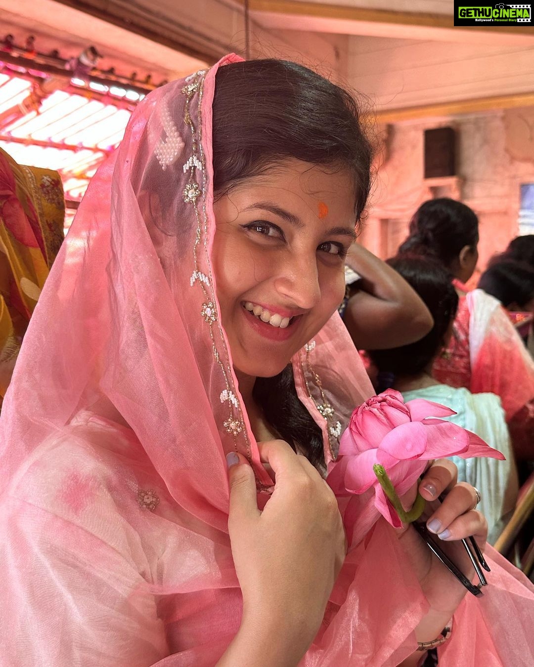 Shivani Sangita Instagram - Jay Maa Laxmi 😇🙏🏻🌸 Shree Mahalaxmi Mandir Mumbai