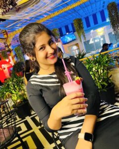 Shivani Sangita Instagram - Whata beautiful night it was🌃✨ 
A proper well spent SUNDAY ❤️
#happinessinlittlethings
.
.
Loving this song..
.
.
Thank you @panigrahipriyankaa_official & @smarakdashh for having me 🥰🤗
