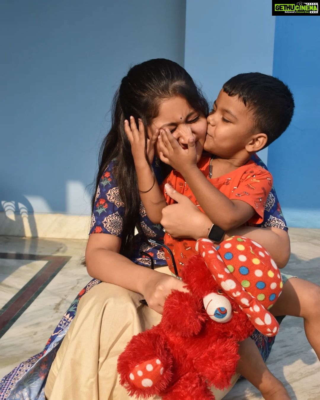 Shivani Sangita Instagram - My two favorite things with me which can never hurt you: kids and toys ❤️ Tukulu 😘