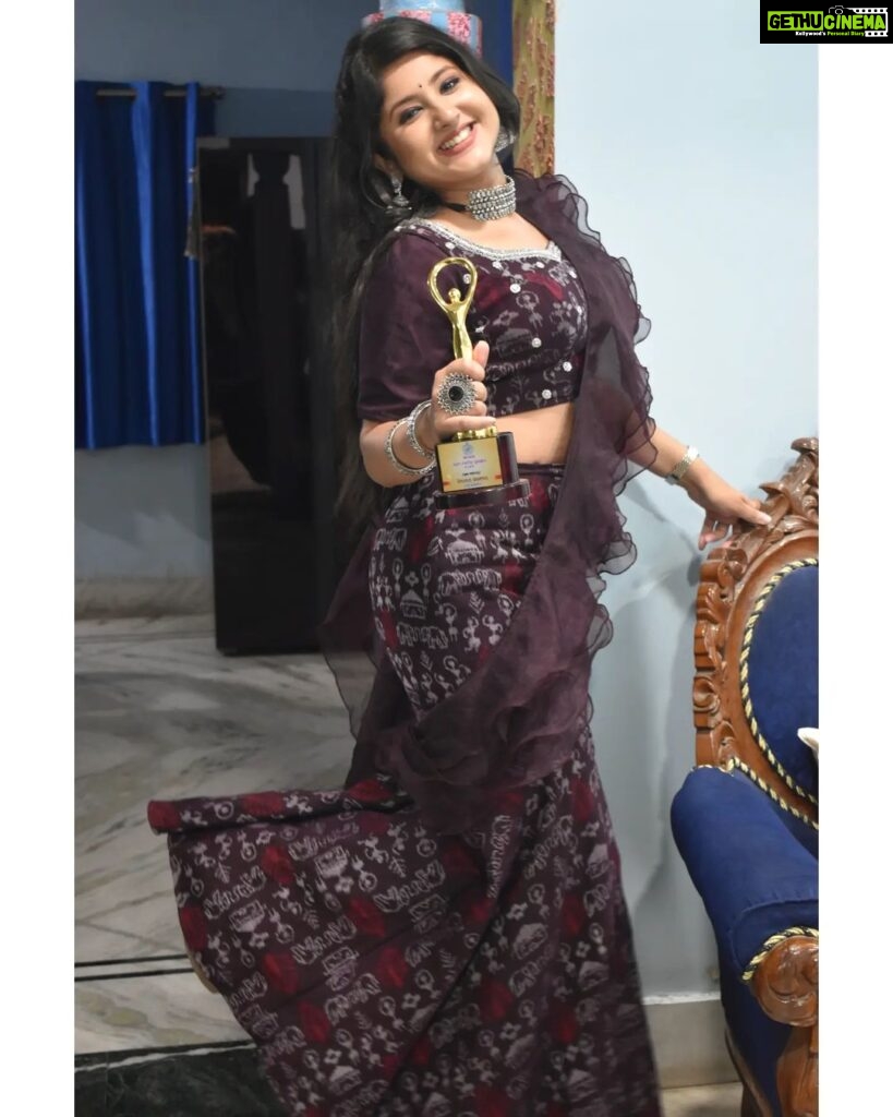 Shivani Sangita Instagram - State Film Award💫 Best Actress for Babu Bhaijaan ❤️😇🙏🏻 A big thank you to the entire team of Babu Bhaijaan, @tapassargharia, @rabi4muvy , all my fans, well wishers and audience for all the love and support. I love you all and Happy Valentine's Day to all of you for showering so much love and blessings always ❤️🤗 Outfit @mrigika sweetheart ❤️ Make up and Hair @touchupbybipasa Love ❤️