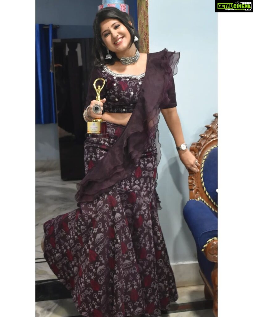 Shivani Sangita Instagram - State Film Award💫 Best Actress for Babu Bhaijaan ❤️😇🙏🏻 A big thank you to the entire team of Babu Bhaijaan, @tapassargharia, @rabi4muvy , all my fans, well wishers and audience for all the love and support. I love you all and Happy Valentine's Day to all of you for showering so much love and blessings always ❤️🤗 Outfit @mrigika sweetheart ❤️ Make up and Hair @touchupbybipasa Love ❤️